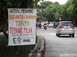 Deretan Spanduk Dukung AMIN Nempel di Pohon Jakarta Utara