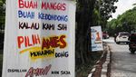 Deretan Spanduk Dukung AMIN Nempel di Pohon Jakarta Utara
