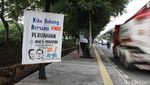 Deretan Spanduk Dukung AMIN Nempel di Pohon Jakarta Utara