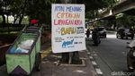Deretan Spanduk Dukung AMIN Nempel di Pohon Jakarta Utara