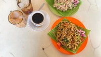 Sementara di dalam kopitiam terdapat lebih dari lima gerobak kecil yang menjual makanan berbeda seperti nasi uduk, bakmi babi, sate babi hingga mie dan kwetiau ala Medan. Foto: detikFood
