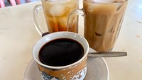 Kopi O yang ditawarkan di sini menggunakan kopi robusta yang terasa lebih pekat dan cukup pahit, sehingga disediakan tambahan gula pasir jika memesan Kopi O.  Foto: detikFood