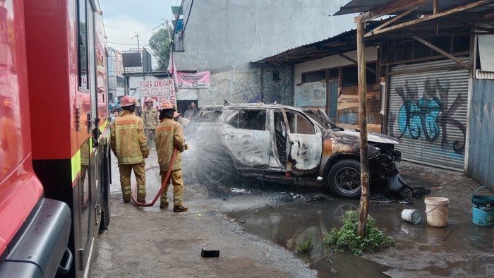 Diduga Akibat Korsleting, Mobil Terbakar di Gunungputri Bogor. (Dok Damkar Sektor Gunungputri)