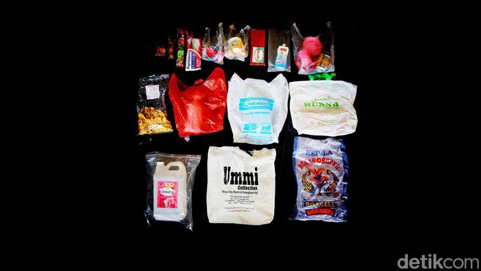 Plastik sangat lekat dengan kehidupan kita sehari-hari. Penggunaannya pun sangat beragam. Mulai dari kemasan makanan dan minuman hingga berbagai jenis mainan untuk anak-anak.