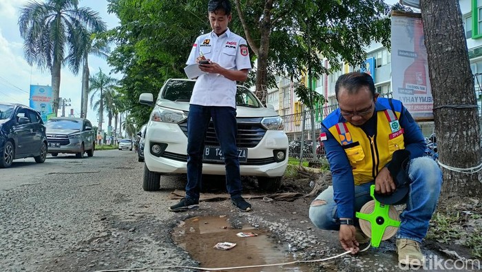 Dinas PUPR Banyuasin Tinjau Jalan Opi Raya yang berlubang.