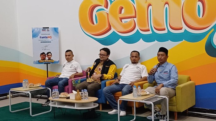 Komandan Tim Kampanye Nasional Pemilih Muda (TKN Fanta) Prabowo-Gibran Arief Rosyid Hasan (kanan) dan Ketua Umum DPP Angkatan Muda Pembaharuan Indonesia (AMPI), Jerry Sambuaga (ketiga dari kanan) saat mendampingi Wakil Direktur Representatif Zieco CH Odang, Jurkamnas Ganjar-Mahfud Luhut Parlinggoman Siahaan yang mendeklarasikan diri mendukung Prabowo-Gibran di Pilpres 2024, di HQ TKN Fanta, Menteng, Jumat (5/1/2024).
