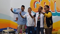 Komandan Tim Kampanye Nasional Pemilih Muda (TKN Fanta) Prabowo-Gibran Arief Rosyid Hasan (kanan) dan Ketua Umum DPP Angkatan Muda Pembaharuan Indonesia (AMPI), Jerry Sambuaga (ketiga dari kanan) saat mendampingi Wakil Direktur Representatif Zieco CH Odang, Jurkamnas Ganjar-Mahfud Luhut Parlinggoman Siahaan yang mendeklarasikan diri mendukung Prabowo-Gibran di Pilpres 2024, di HQ TKN Fanta, Menteng, Jumat (5/1/2024). 