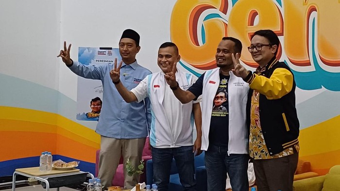 Komandan Tim Kampanye Nasional Pemilih Muda (TKN Fanta) Prabowo-Gibran Arief Rosyid Hasan (kanan) dan Ketua Umum DPP Angkatan Muda Pembaharuan Indonesia (AMPI), Jerry Sambuaga (ketiga dari kanan) saat mendampingi Wakil Direktur Representatif Zieco CH Odang, Jurkamnas Ganjar-Mahfud Luhut Parlinggoman Siahaan yang mendeklarasikan diri mendukung Prabowo-Gibran di Pilpres 2024, di HQ TKN Fanta, Menteng, Jumat (5/1/2024).
