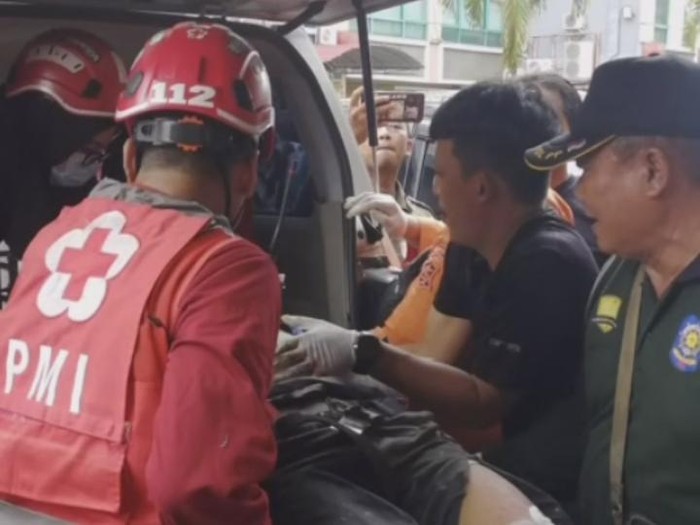Dua teknisi AC terluka bakar setelah terkena ledakan