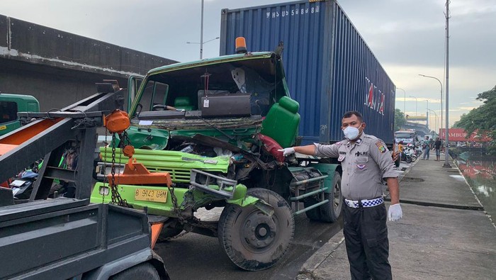 Dua truk trailer kecelakaan di Jalan Cakung Cilincing Raya, Cilincing, Jakarta Utara (Jakut). Seorang sopir truk tewas dalam insiden tersebut. (dok Polres Jakut)