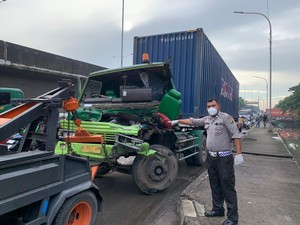 2 Truk Trailer Tabrakan di Cilincing Jakut, Seorang Sopir Tewas