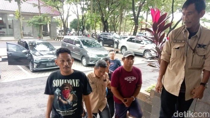 EH Dpo pengerusakan rumah Kades di Banyuasin digiring ke kantor Kejati Sumsel.