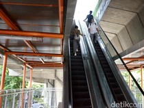 Duh, Eskalator Arah Turun di Halte Velbak Masih Rusak