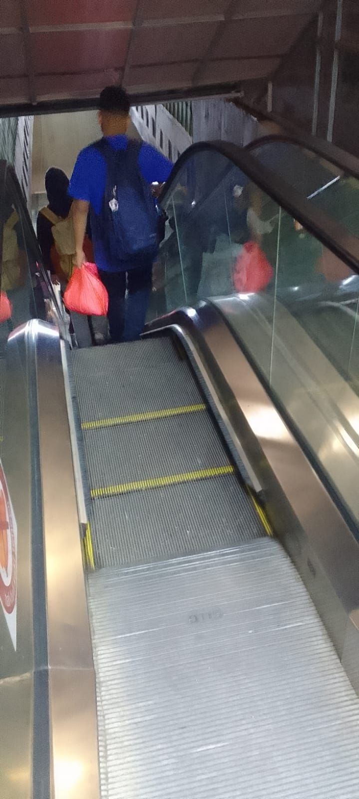 Eskalator turun di Halte TransJakarta Velbak, Kebayoran Lama, Jakarta Selatan (Jaksel) sudah lama tidak berfungsi. (Rakhmad Hp/detikcom)