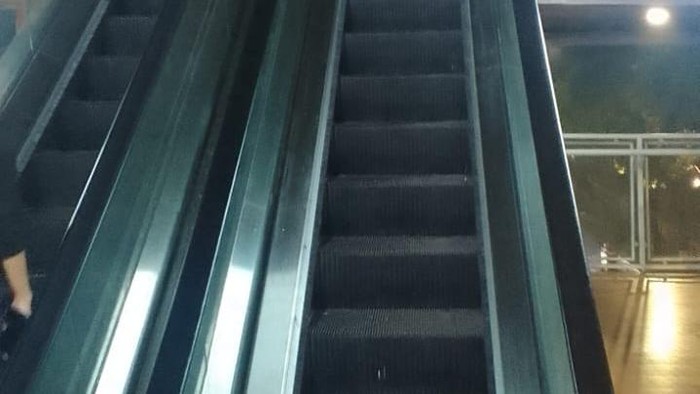 Eskalator turun di Halte TransJakarta Velbak, Kebayoran Lama, Jakarta Selatan (Jaksel) sudah lama tidak berfungsi. (Rakhmad Hp/detikcom)