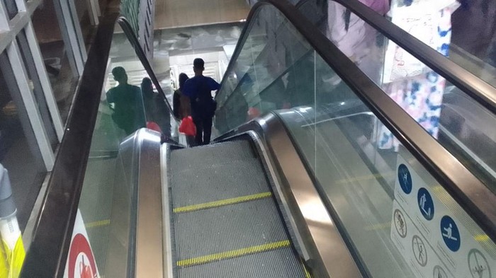 Eskalator turun di Halte TransJakarta Velbak, Kebayoran Lama, Jakarta Selatan (Jaksel) sudah lama tidak berfungsi. (Rakhmad Hp/detikcom)