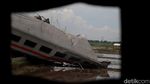 Bangkai Gerbong 2 Kereta yang Tabrakan di Cicalengka Dievakuasi