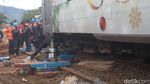 Bangkai Gerbong 2 Kereta yang Tabrakan di Cicalengka Dievakuasi