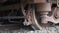 Penampakan roda kereta api yang alami anjlok. (Foto: Wisma Putra/detikJabar)