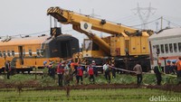 KAI menggunakan alat berat berupa 1 unit crane, 6 unit dongkrak elektrik, serta peralatan pendukung alat berat lainnya. Wisma Putra/detikJabar