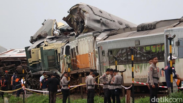 Evakuasi gerbong dua kereta yang terlibat tabrakan di Cicalengka, Kabupaten Bandung, Jumat (5/1/2024).