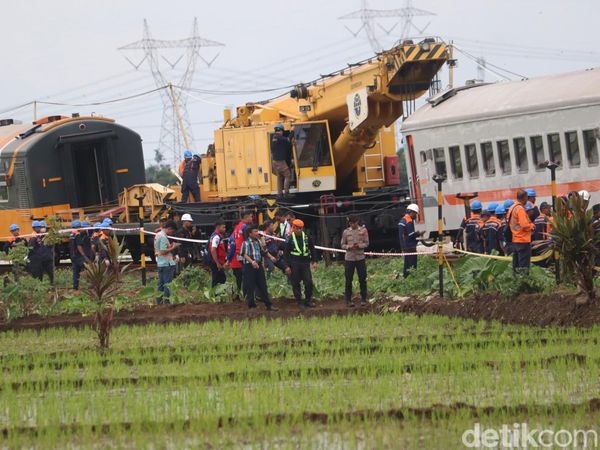 Bangkai Gerbong 2 Kereta yang Tabrakan di Cicalengka Dievakuasi