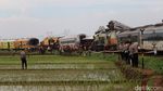 Bangkai Gerbong 2 Kereta yang Tabrakan di Cicalengka Dievakuasi