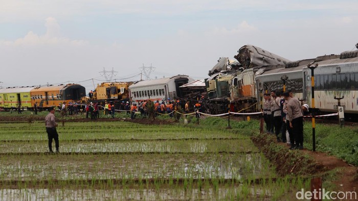 Evakuasi gerbong dua kereta yang terlibat tabrakan di Cicalengka, Kabupaten Bandung, Jumat (5/1/2024).