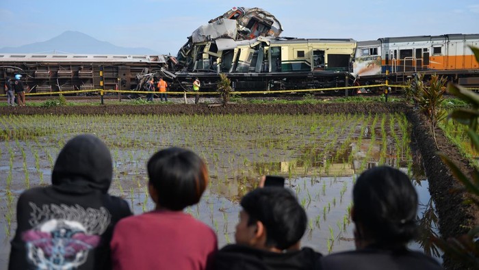Evakuasi Kereta 'Adu Banteng' di Cicalengka Jadi Tontonan Warga Warga melihat proses evakuasi jenazah korban kecelakaan kereta api yang mengalami kecelakaan di Cicalengka, Kabupaten Bandung, Jawa Barat, Jumat (5/1/2024). Data dari Basarnas mencatat, sebanyak empat orang meninggal dunia akibat kecelakaan kereta api yang melibatkan Kereta Api Lokal Bandung Raya dengan Kereta Api Turangga. ANTARA FOTO/Raisan Al Farisi/YU