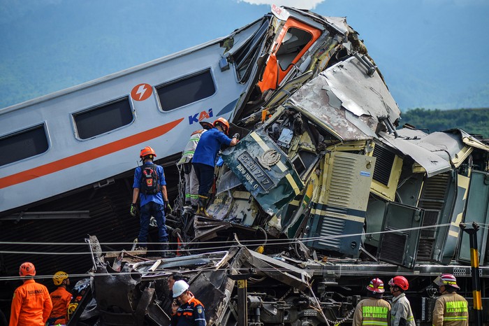 Sejumlah petugas berusaha mengevakuasi jenazah korban kecelakaan kereta api yang mengalami kecelakaan di Cicalengka, Kabupaten Bandung, Jawa Barat, Jumat (5/1/2024). Data dari Basarnas mencatat, sebanyak empat orang meninggal dunia akibat kecelakaan kereta api yang melibatkan Kereta Api Lokal Bandung Raya dengan Kereta Api Turangga. ANTARA FOTO/Raisan Al Farisi/YU