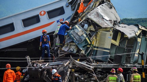 Sejumlah petugas berusaha mengevakuasi jenazah korban kecelakaan kereta api yang mengalami kecelakaan di Cicalengka, Kabupaten Bandung, Jawa Barat, Jumat (5/1/2024). Data dari Basarnas mencatat, sebanyak empat orang meninggal dunia akibat kecelakaan kereta api yang melibatkan Kereta Api Lokal Bandung Raya dengan Kereta Api Turangga. ANTARA FOTO/Raisan Al Farisi/YU