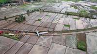 Foto udara KA Turangga yang bertabrakan dengan KA Commuterline Bandung Raya di Cicalengka, Bandung, Jawa Barat.