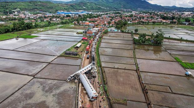 Foto udara proses evakuasi jenazah korban kecelakaan kereta api yang mengalami kecelakaan di Cicalengka, Kabupaten Bandung, Jawa Barat, Jumat (5/1/2024). Data dari Basarnas mencatat, sebanyak empat orang meninggal dunia akibat kecelakaan kereta api yang melibatkan Kereta Api Lokal Bandung Raya dengan Kereta Api Turangga. ANTARA FOTO/Raisan Al Farisi/YU