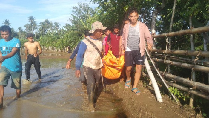 Evakuasi wanita lansia hanyut di Sungai Kunyi, Polman, Sulbar.