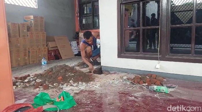 Fenomena unik lantai terasa panas hingga berasap saat disiram air di Kota Probolinggo.