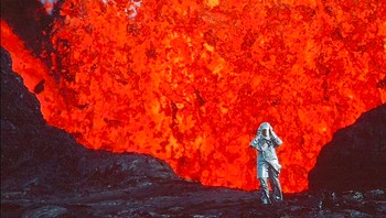 Ahli vulkanologi Prancis Katia Krafft, mengenakan pakaian alumina berdiri di dekat semburan lahar di gunung berapi Krafla. Foto: Image Est via Daily Mail