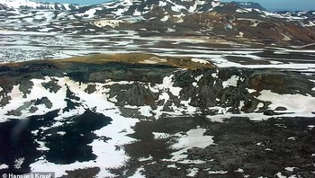 Krafla, salah satu gunung berapi paling aktif di dunia, meletus sembilan kali antara tahun 1975 hingga 1984 (tahun letusan terakhirnya). Pemandangan udara Krafla (gunung) dan kaldera Krafla pada tahun 2008. Foto: Hansuel Krapf via Daily Mail