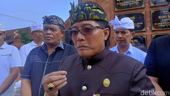 Bupati Badung I Nyoman Giri Prasta ditemui usai meresmikan balai masyarakat di Banjar Lebah Pangkung,  Kecamatan Mengwi, Kamis petang (4/1/2024). (Foto:: Agus Eka/detikBali)