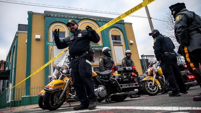 Geger Imam Masjid Tewas Ditembak di New Jersey Newark Police Officers stand guard outside the Masjid Muhammad-Newark mosque following the shooting of Imam Hassan Sharif in Newark, New Jersey, U.S., January 3, 2024. REUTERS/Eduardo Munoz