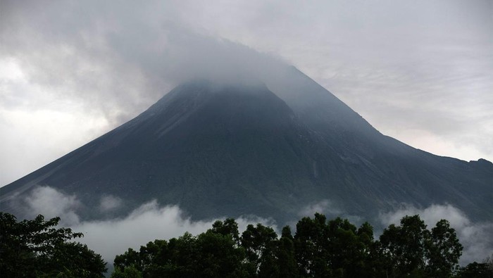 Asap solfatara membumbung keluar dari kawah Gunung Merapi terlihat dari Cangkringan, Sleman, DI Yogyakarta, Jumat (5/1/2024). Menurut data BPPTKG telah terjadi tiga kali awan panas guguran pada pukul 18.18 WIB dan 20.47 WIB (4/1/2024) dan pukul 05.34 WIB (5/1/2024) dengan jarak luncuran maksimal 1.800 meter, tingkat aktivitas Gunung Merapi Siaga (level III). ANTARA FOTO/Hendra Nurdiyansyah/YU