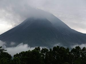 Merapi Muntahkan Awan Panas 1,8 Km ke Arah Kali Bebeng