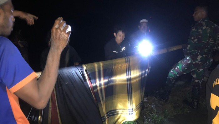 Guru SMAN 1 Pangkep ditandu usai tersambar petir di sawahnya.