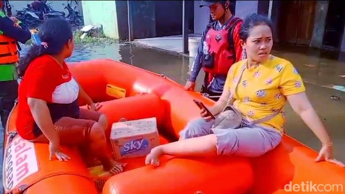 Herni saat menaiki perahu usai pergi berbelanja kebutuhan masak di Karawang.