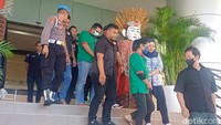 Ada juga selebritas NN yang turut akan menjalani tes kesehatan. NN disebut sebagai artis era 1990-an. Foto: Ahsan/detikhot