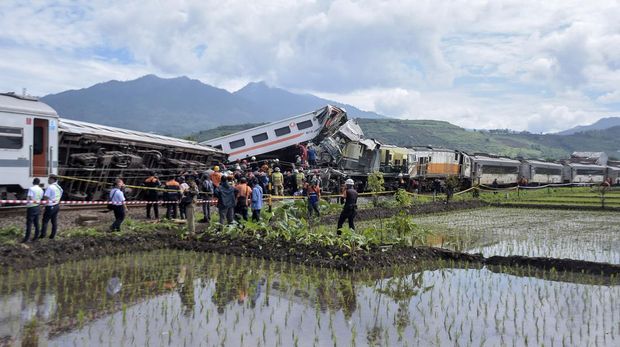 Tabrakan kereta antara kereta lokal Commuter Line Bandung Raya dengan KA Turangga. (AP Photo/Abdan Syakura). (AP Photo/Abdan Syakura)