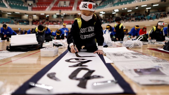 Participants show off their writings in a New Year calligraphy contest at Nippon Budokan in Tokyo, Japan, January 5, 2024. REUTERS/Issei Kato TPX IMAGES OF THE DAY