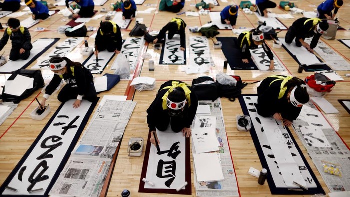 Participants show off their writings in a New Year calligraphy contest at Nippon Budokan in Tokyo, Japan, January 5, 2024. REUTERS/Issei Kato     TPX IMAGES OF THE DAY