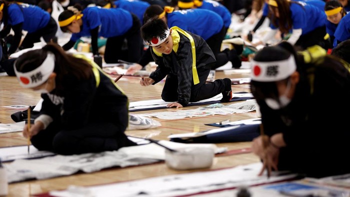 Participants show off their writings in a New Year calligraphy contest at Nippon Budokan in Tokyo, Japan, January 5, 2024. REUTERS/Issei Kato     TPX IMAGES OF THE DAY
