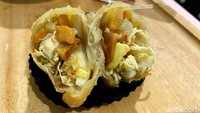 Pastel sambel kacang dibanderol Rp 20 ribu. Bisa jadi pilihan pencinta pastel tipe isian padat, dari ayam, bihun, sampai wortel.