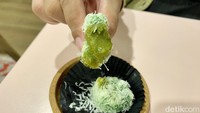 Kalau ini klepon ubi buatan Jajan Simanis seharga Rp 18 ribu. Kleponnya kenyal dengan isian gula merah yang leleh di mulut.